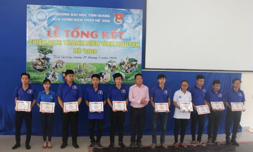 Collectives and individuals received the Provincial People's Committee's Certificate of Merit. Photo: DO PHI