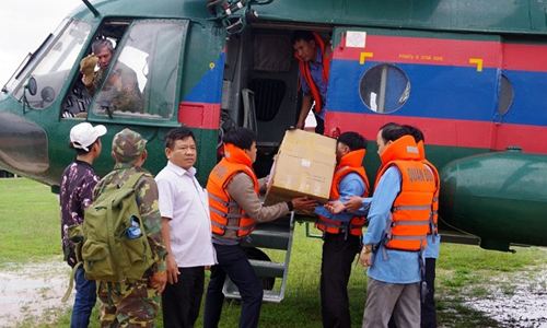 Vietnamese forces deliver relief aid to victims of the dam collapse in Attapeu province, Laos. (Photo: VGP)