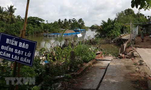 A warning sign for an erosion site in Tan Phu Thanh commune of Chau Thanh A district, the Mekong Delta province of Hau Giang (Photo: VNA)