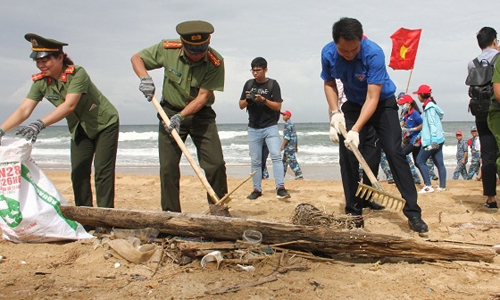 Delegates participate in coastal cleanup in response to the 