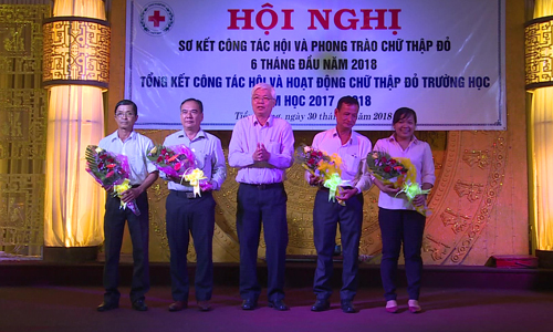  Awarding certificates of merit to individuals and collectives with excellent achievements. Photo: Phi Phung