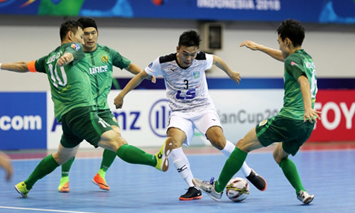 Thai Son Nam FC (in white) take absolute control of the match. (Photo: thanhnien.vn)