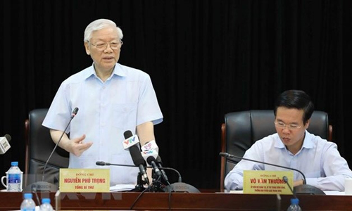 General Secretary of the Communist Party of Vietnam Central Committee (CPVCC) Nguyen Phu Trong (L) and head of the PCC's Communication and Education Commission