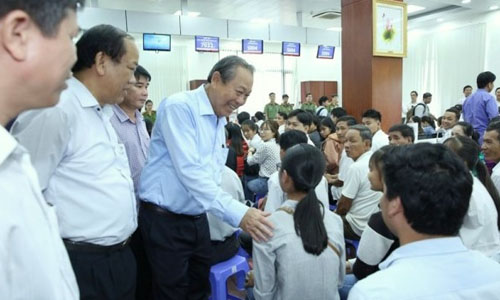 Deputy PM Truong Hoa Binh (C) collects the locals’ response to Quang Nam public administration services during his visit to the provincial Public Administration Centre. (Photo: VGP)