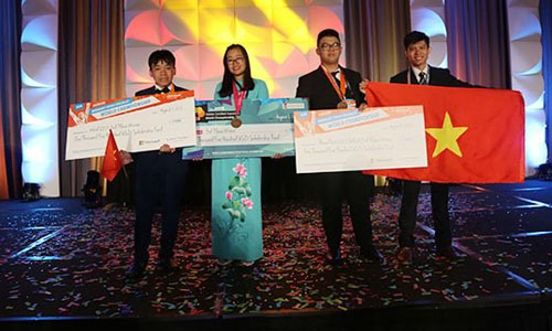 The three Vietnamese winners of bronze medals at the Adobe Certified Associate World Championship 2018 (ACAWC) and the Microsoft Office Specialist World Championship 2018 (MOSWC), which took place in Florida, the US, from July 29 to August 1 (Source: ictnews.vn)