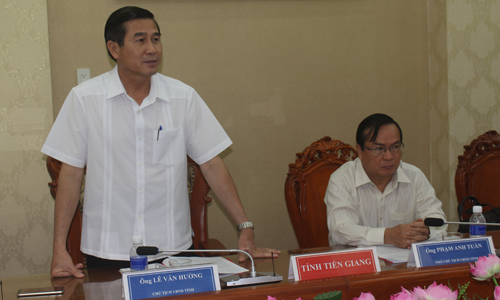 Chairman of the Tien Giang provincial People's Committee Le Van Huong speaks at the working session. Photo: MINH THANH