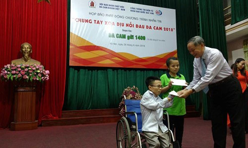  Senior Lieutenant General Nguyen Van Rinh, Chairman of Vietnam Association of Victims of Agent Orange/dioxin (VAVA) presents gifts to AO/dioxin victims (Photo: VGP)