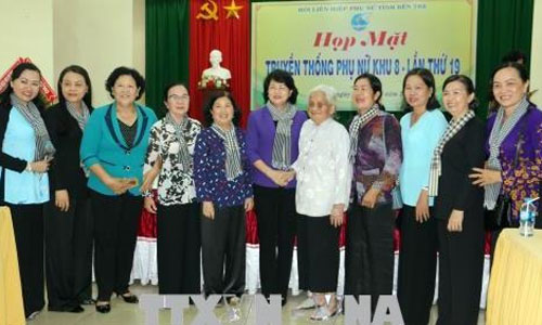 Vice President, Dang Thi Ngoc Thinh and former female soldiers at the gathering (photo: VNA)