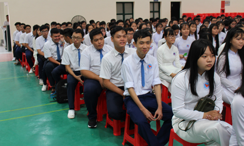  High school students at Nguyen Dinh Chieu High School