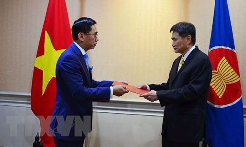 Vietnam’s new Permanent Representative to ASEAN Tran Duc Binh (L) presenting his Letter of Credence to ASEAN Secretary-General Dato Lim Jock Hoi (photo: VNA)