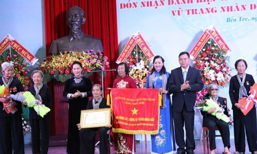 NA Chairwoman Nguyen Thi Kim Ngan presented the title to representatives of the Women’s Liberation Association – Long-Haired Army.