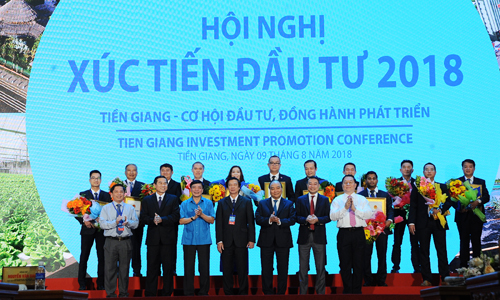  Prime Minister Nguyen Xuan Phuc and other central leaders took photos with leaders of Tien Giang province and investors. Photo DS