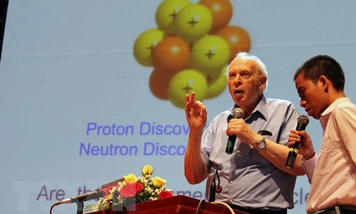 Nobel laureate, Professor Jerome Isaac Friedman, discussing elementary particles at a meeting with Vietnamese students in Quy Nhon city on August 8. (Photo: VNA)