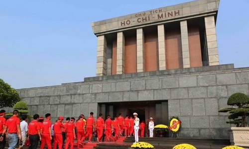   Volunteers of the Red Journey, a blood donation campaign, pay respect to President Ho Chi Minh at the mausoleum. (Photo: VNA)