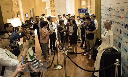  Sophia (R), the world's first robot declared a citizen, at the Industry 4.0 Summit and Exhibition 2018 held in Hanoi last  month (Photo: VNA)