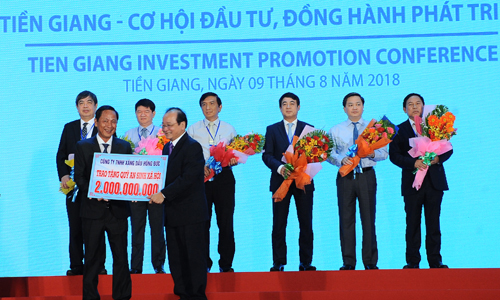 The company presented the symbolic table to the Social Security Fund of Tien Giang Province.