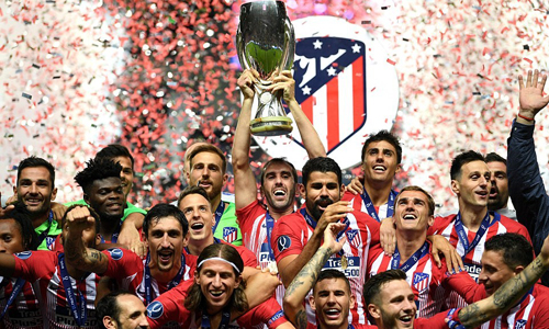 Atletico nâng cao chức vô địch. Ảnh: UEFA/ Getty Images