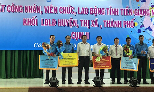 Ban tổ chức trao giải cho các đội thi