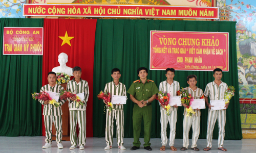 Ban tổ chức trao giải.