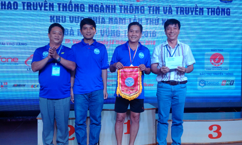 Ban tổ chức trao giải nhất toàn đoàn cho Đoàn Sở TT&TT.