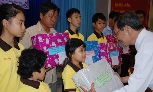 Chủ tịch Hội Bảo trợ tỉnh Phan Văn Hà trao quà, học bổng cho học sinh khuyết tật, mồ côi. 