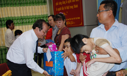  Phó Chủ tịch UBND tỉnh Trần Thanh Đức trao quà cho trẻ em khuyết tật                                                      								       Ảnh: PHƯƠNG MAI