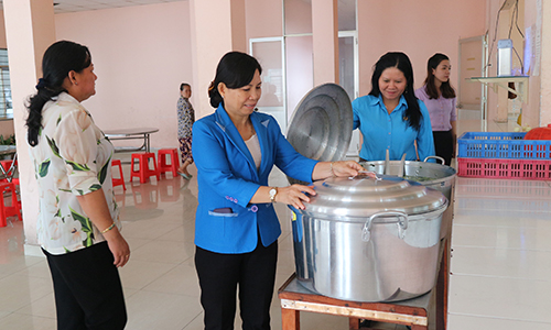 Đoàn giám sát làm việc với Công ty TNHH Bao bì Quốc Tế Thuận Phong