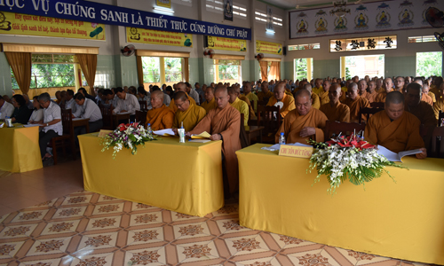 Đại diện các Sở, ban ngành tỉnh và tăng, ni tham dự hội nghị