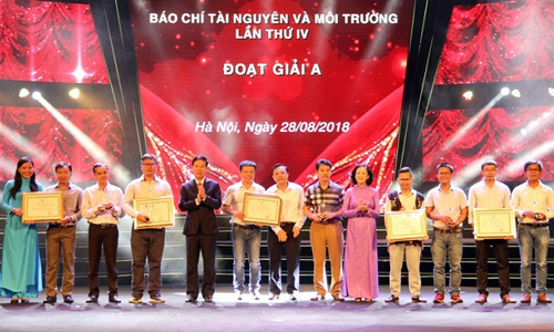 Politburo members Vo Van Thuong and Truong Thi Mai present the A prizes. (Photo: baotainguyenmoitruong.vn)