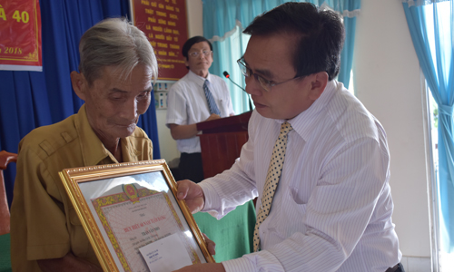 Phó Bí thư thường trực Tỉnh ủy gắn và trao Huy hiệu 60 năm tuổi Đảng cho đồng chí Trần Văn Nho