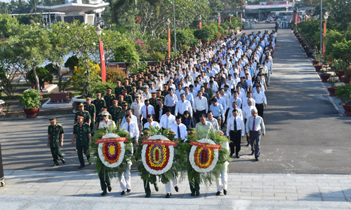 Đoàn lãnh đạo tỉnh viếng Nghĩa trang liệt sĩ tỉnh