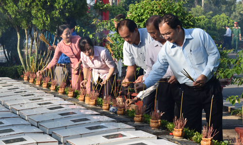 Lãnh đạo, cán bộ các sở, ngành thắp hương tại nghĩa trang liệt sĩ tỉnh