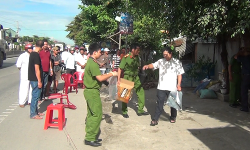 Lực lượng chức năng tiến hành khám nghiệm hiện trường vụ án mạng.