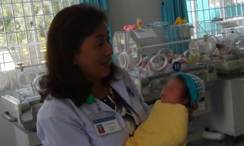 Bác sĩ Võ Thị Thu Hà đang chăm sóc cho bé gái bị mẹ bỏ rơi.