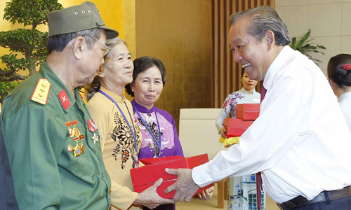 Deputy PM Truong Hoa Binh presents gifts to the delegates. (Photo: VGP)