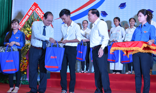 Representatives of the sponsors and leaders of Tien Giang and Ben Tre provinces awarded scholarships to students.awarded scholarship to disadvantaged students.