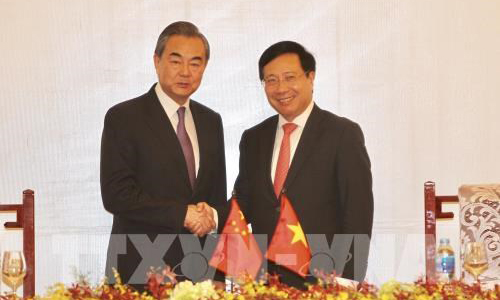 Deputy Prime Minister and Foreign Minister Pham Binh Minh (R) and State Councillor and Foreign Minister of China Wang Yi (Photo: VNA)