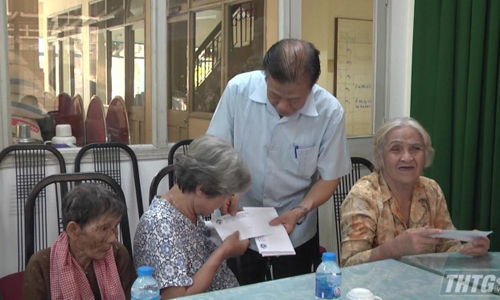 Deputy President of the Vietnam Elderly Association Dam Huu Dac presents gifts to the er