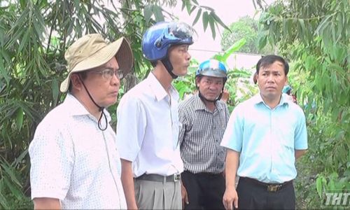 Deputy Chairman of the Tien Giang provincial People’s Committee (PPC) Pham Anh Tuan surveys 