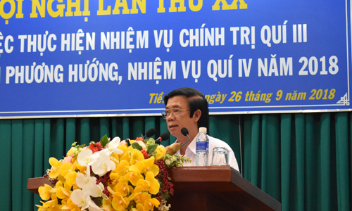 Secretary of the Tien Giang provincial Party Committee Nguyen Van Danh speaks at the conference. 