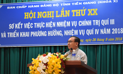 Standing Deputy Secretary of the Provincial Party Committee Vo Van Binh speaks at the conference.