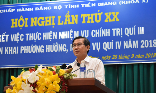 Deputy Secretary of the Provincial Party Committee, Chairman of the Provincial People's Committee Le Van Huong speaks at the conference. Photo: P.MAI