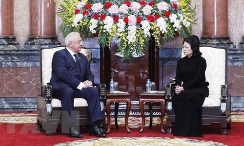 Acting President Dang Thi Ngoc Thinh (R) and Chairman of the Council of the Republic of Belarus’ National Assembly Mikhail Myasnikovich (Source: VNA)