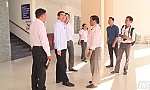 Chairman of the PPC Le Van Huong inspects the disease situation