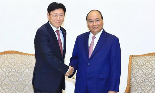  Prime Minister Nguyen Xuan Phuc (R) and Youn Chul Kim, President of Hanwha Techwin (Photo: VNA)