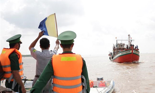 Authorised agencies inspect fishing boats in Ham Luong river of Ben Tre province (Photo: VNA)