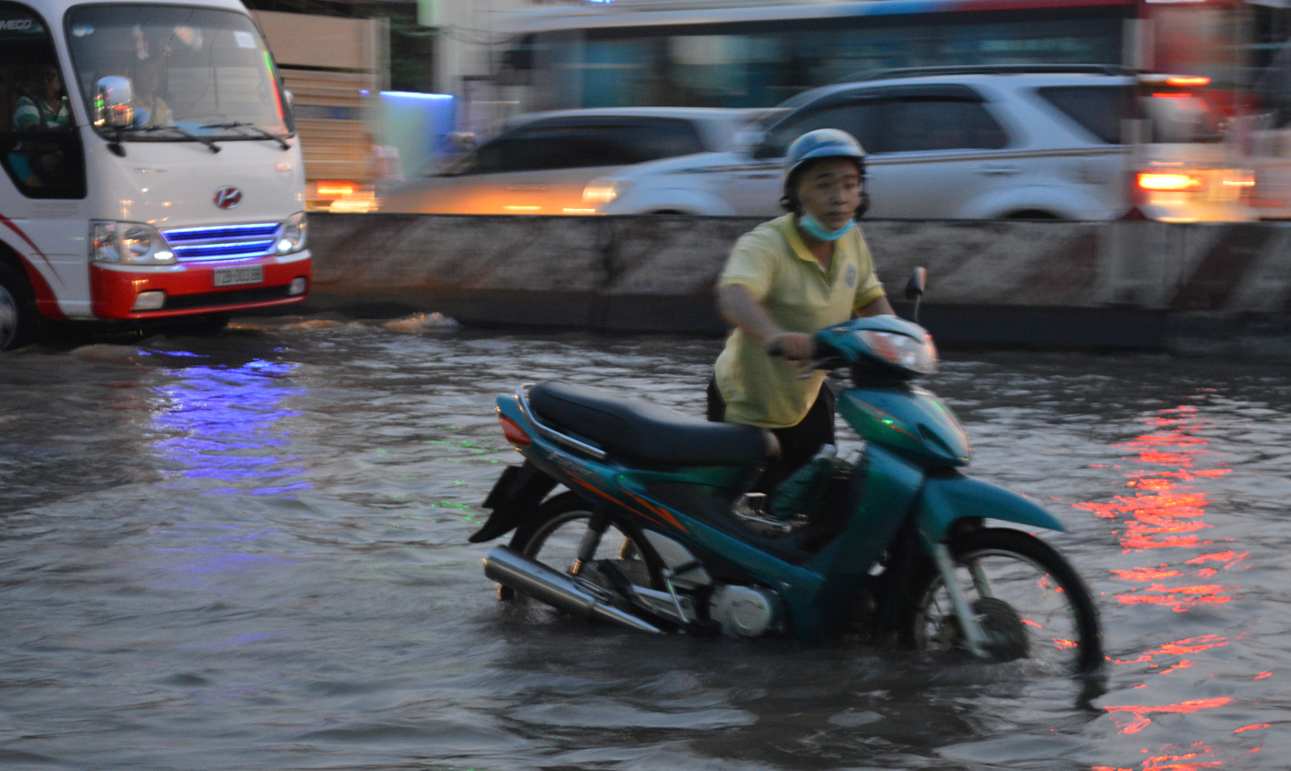 Nhiều phương tiện chết máy phải dẫn bộ.