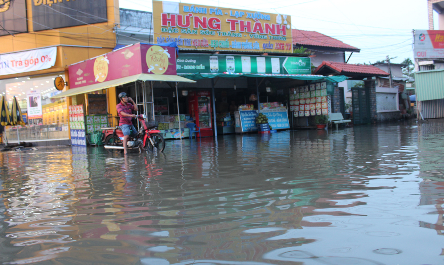 Nước dân cao ở đường Ấp Bắc.