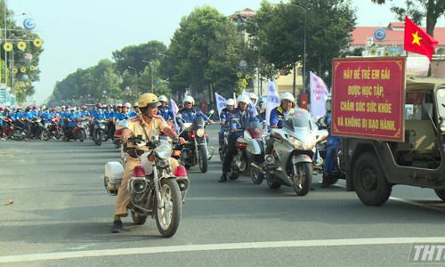 Marching to raise public awareness of imbalanced sex ratio at birth. Photo: thtg.vn