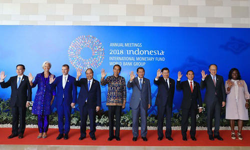 Vietnamese Prime Minister Nguyen Xuan Phuc (fourth, left) and other heads of delegations at the IMF-WB annual meetings in Bali (Photo: VNA)